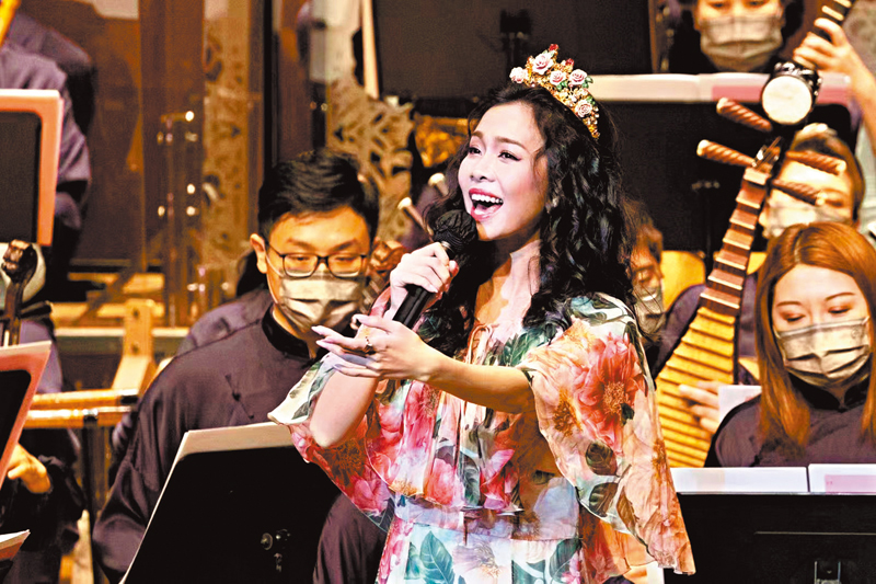 ◆林穎施在與中樂團合作的《情海波濤——林穎施粵曲之夜》中演唱《昭君出塞》。