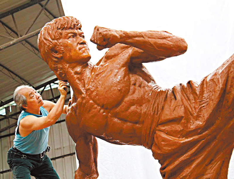 ◆正在創作的朱達誠。