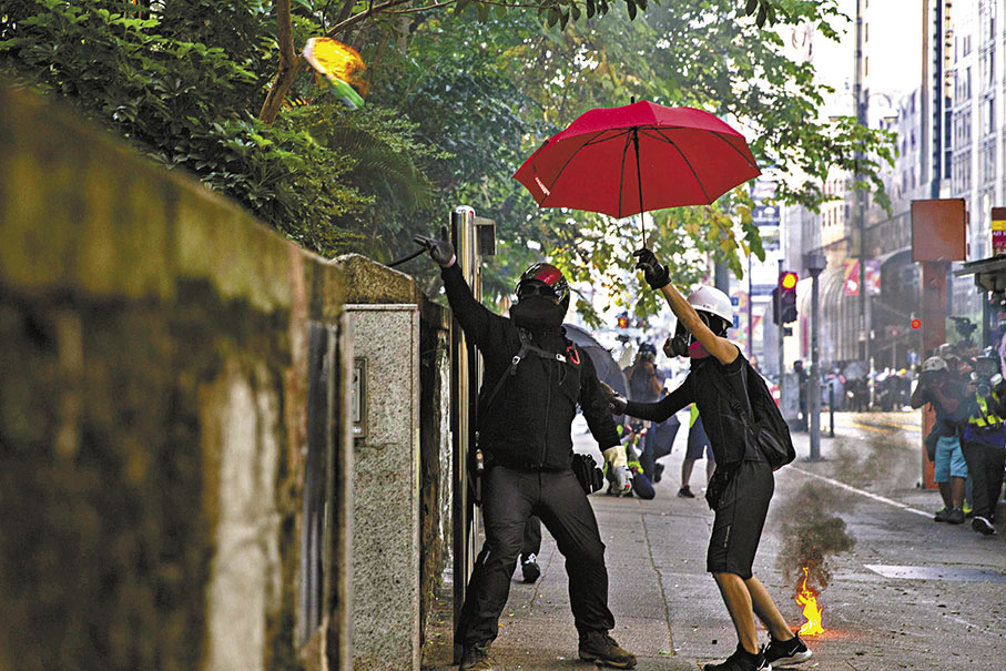 ◆2019年10月1日大批黑暴圍攻尖沙咀警署,涉案10人被判監4年4個月。圖為當日情況。 資料圖片