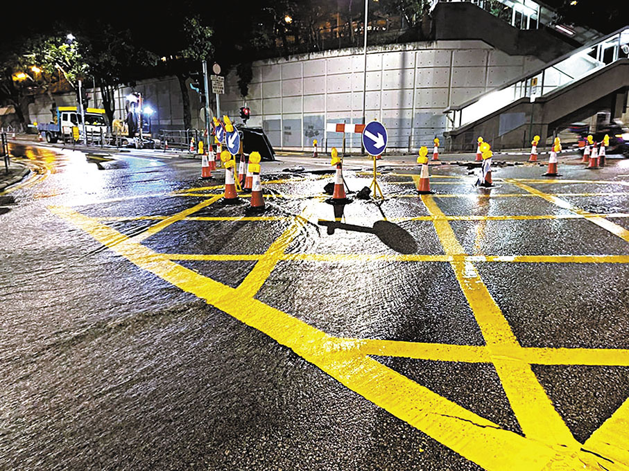 ◆位於葵涌和宜合道近梨樹路交界的地底食水管昨日爆裂。