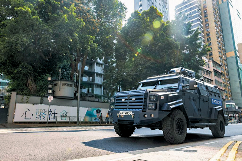 ◆警方昨日分別派出反恐特勤隊及機場特警組，於全港多處進行高姿態的反罪惡巡邏行動。
