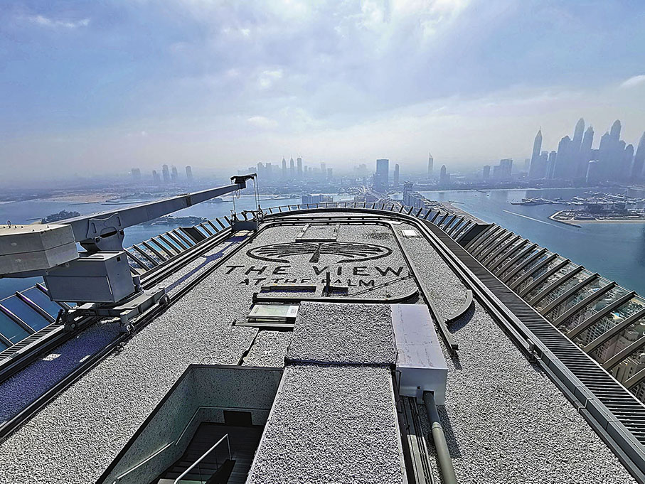 ◆在54層，看到52層的頂部設計，並遙望杜拜城市建築。