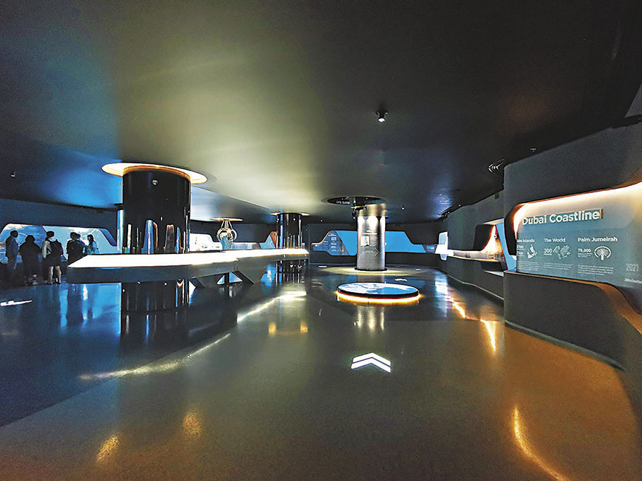 ◆在展覽廳，職員介紹The View at the Palm的歷史背景。