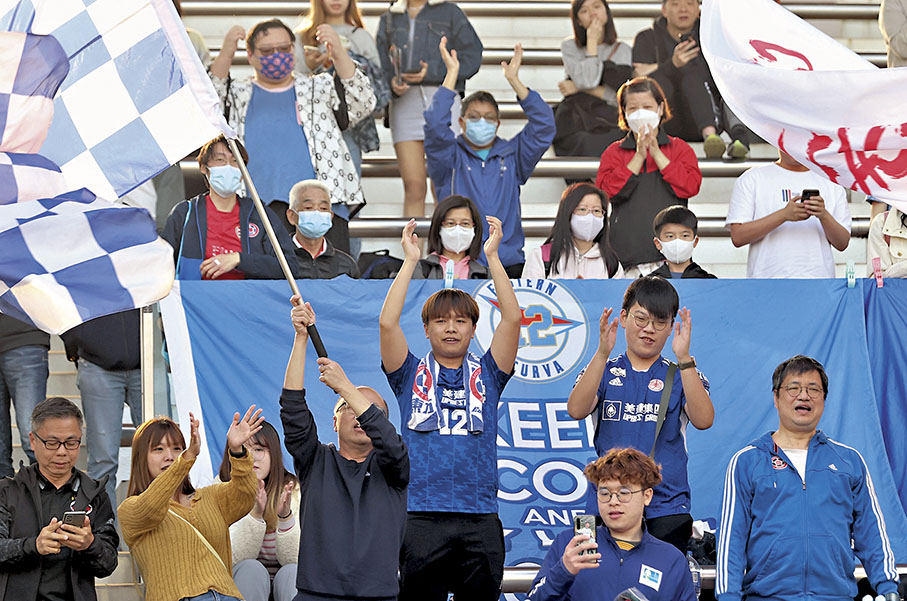 ◆ 不少球迷脫掉口罩，為球隊打氣。