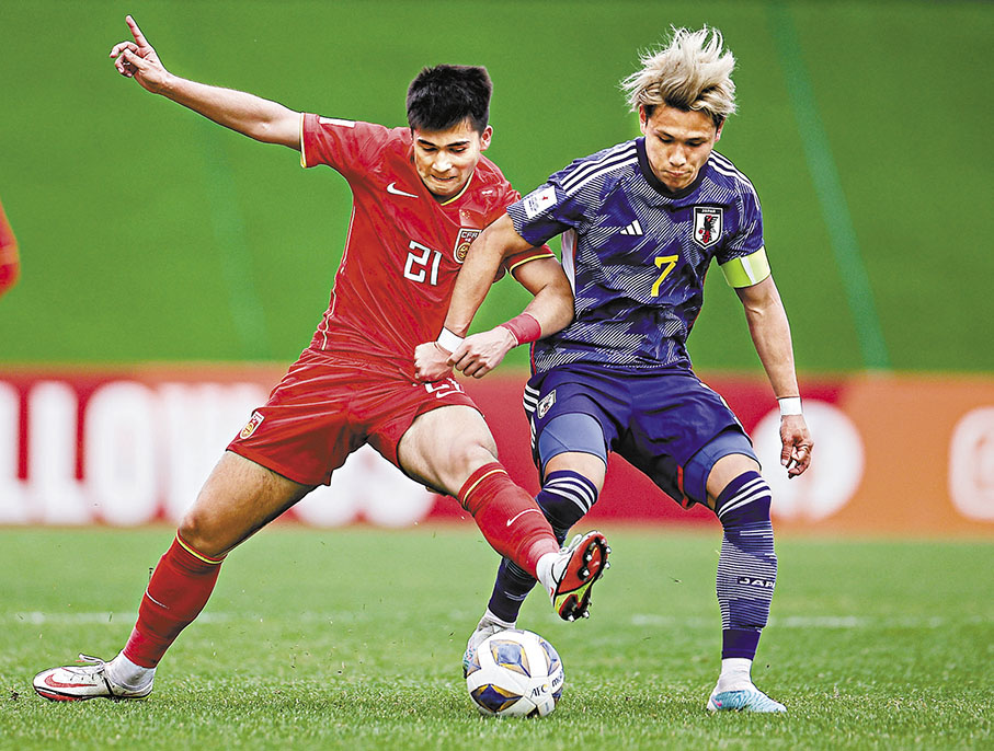 ◆ 中國隊球員希爾扎提·努爾（左）與對手拚搶。 新華社