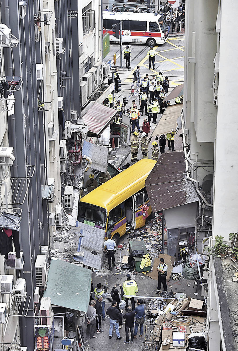 ◆2018年12月10日，一輛校巴由北角長康街斜路衝下越過英皇道剷入熙和街，最終釀成5死10傷。資料圖片