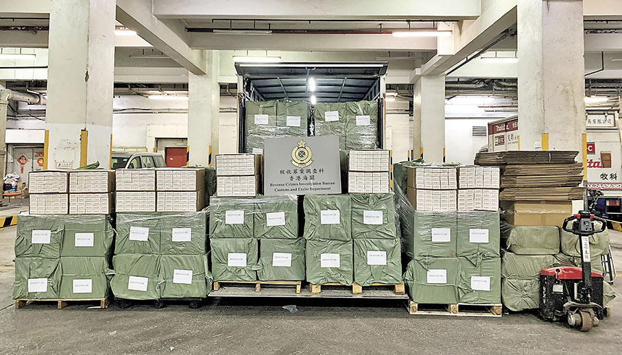 ◆何珮珊認為加煙草稅與海關檢獲私煙數目並無直接關聯。圖為海關上周五搗破元朗一個懷疑私煙儲存倉庫。 資料圖片