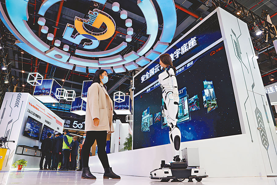 ◆參觀者與人形機器人「小翼」互動。 中新社