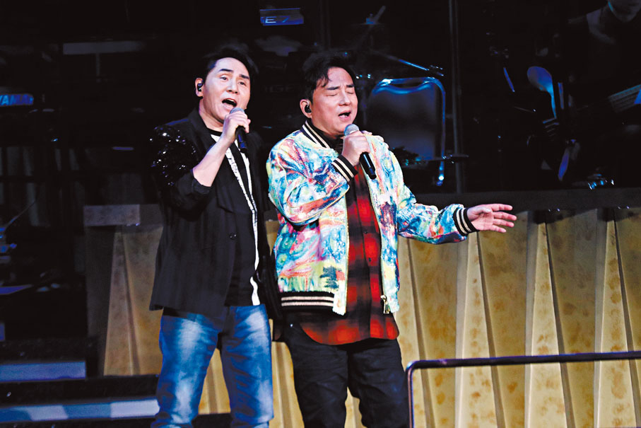 ◆黃凱芹(左)壓軸登場與呂方合唱。