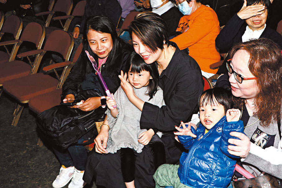 ◆呂方太太帶同女兒Emma捧場。