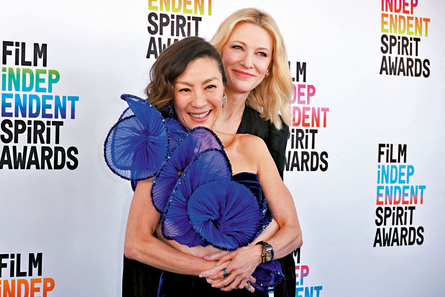 ◆姬蒂白蘭芝從背後抱住楊紫瓊合照。  路透社