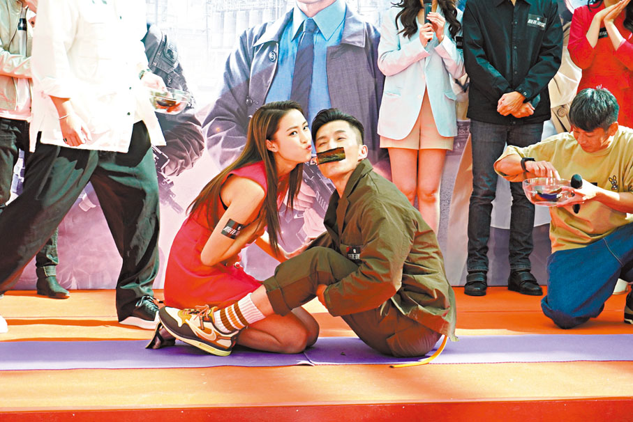 ◆ 劉穎鏇與山聰大玩遊戲「嘴咀」紫菜。