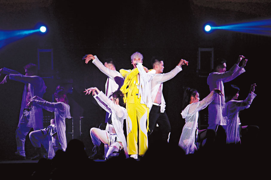 ◆賴晏駒黃白色歌衫造型亮眼。