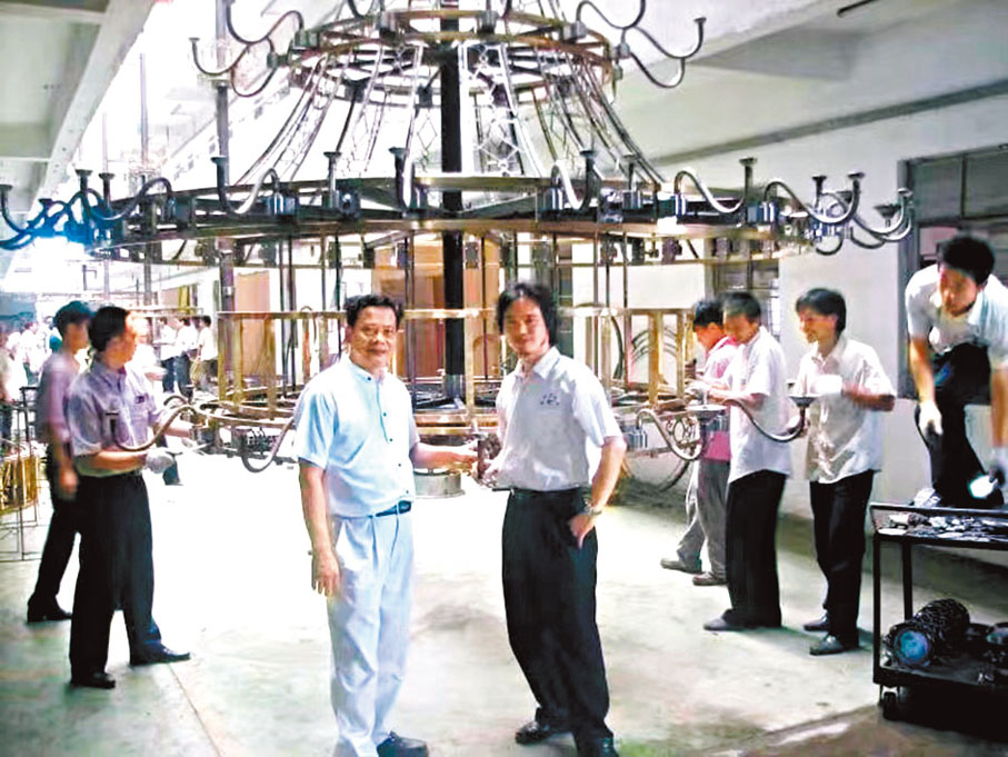◆港資企業人員在人民大會堂燈飾施工現場。香港文匯報北京傳真