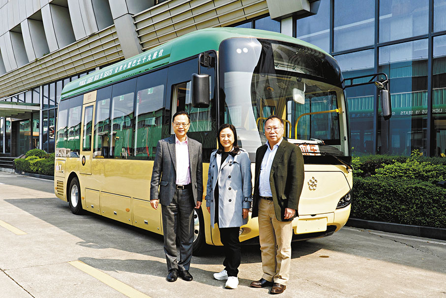 ◆3位議員試乘了格力鈦特為香港製造的鈦酸鋰電池19座位電動小巴。