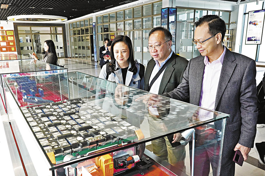 ◆葛珮帆（左）、陳紹雄（右）、林筱魯（中）一行人到珠海考察新能源公共交通。  