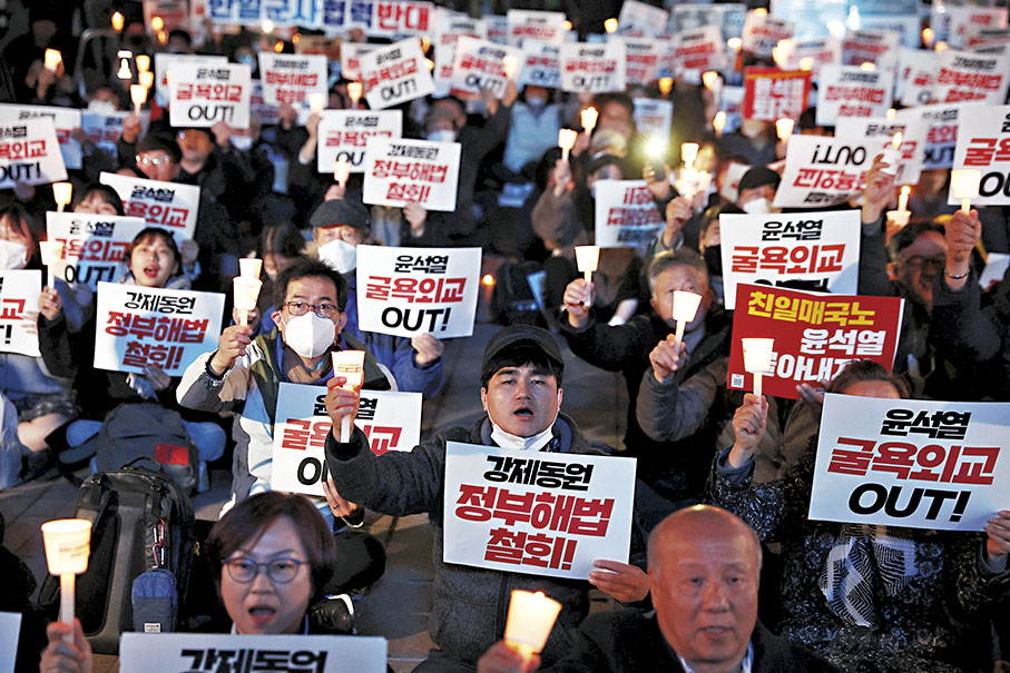 ◆韓國民眾昨晚在首爾集會，譴責政府的賠償方案。 路透社