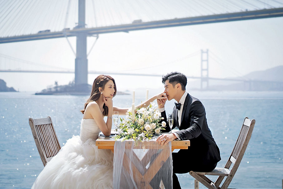 ◆陳家樂親吻連詩雅玉手，充滿甜蜜溫馨愛意。