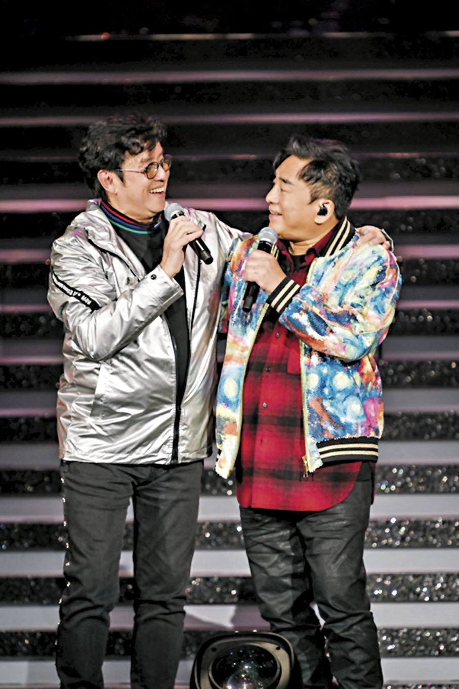 ◆譚詠麟(左)和呂方合唱了兩首經典金曲。