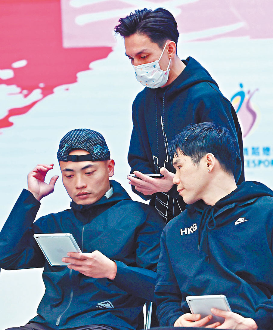 ◆香港霹靂舞分部主席林生源（上）與來自內地的細超（左）及韓國的Physicx擔任比賽裁判。