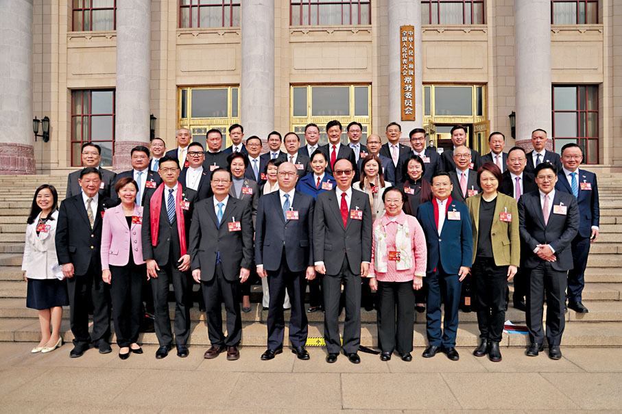 ◆港區全國人大代表團昨日上午在小組會議後，和香港中聯辦主任鄭雁雄（前排左六）合影留念。 代表供圖