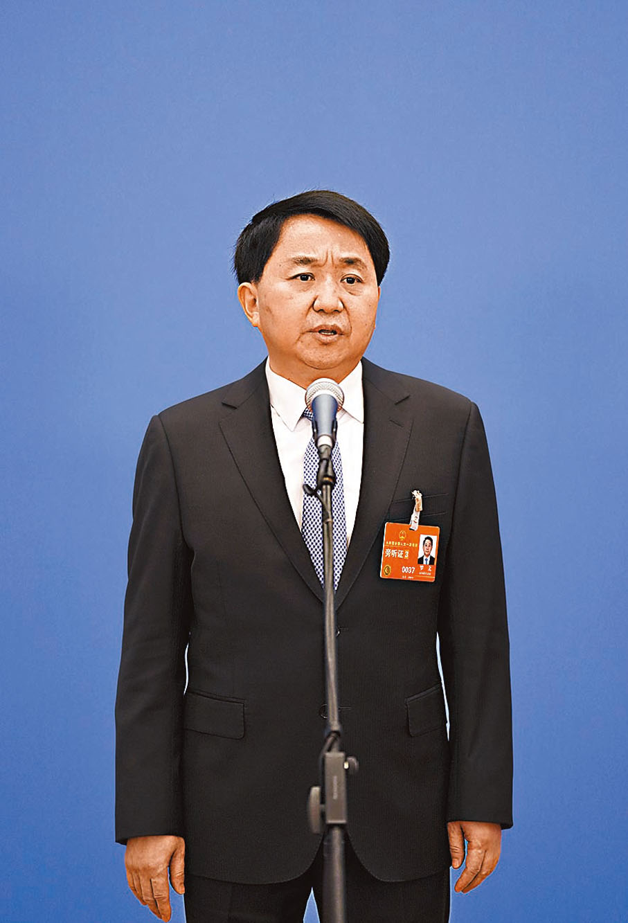 國家市場監督管理總局局長羅文：我國個體工商戶數量從2012年底的4,059萬戶，增長到現在的1.15億戶，充分展現了我國經濟發展的活力與韌性。去年10月，國務院出台了促進個體工商戶發展條例，制定了一系列的扶持政策，為個體工商戶的發展提供了有力的政策保障。今年將繼續採取有力措施支持「人間煙火氣」。