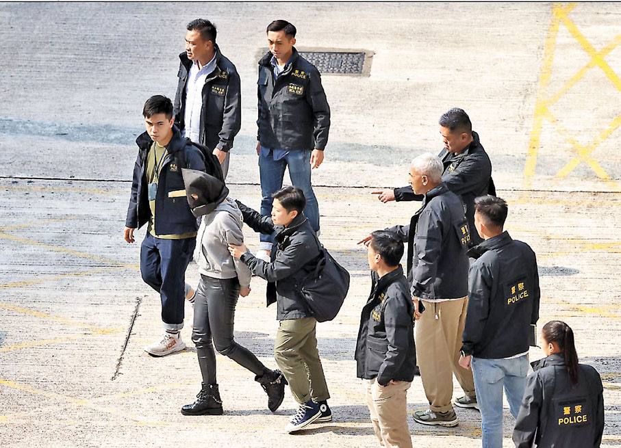 ◆在內地被捕的姓潘女疑犯,昨晨被移交香港警方。香港文匯報記者劉友光 攝