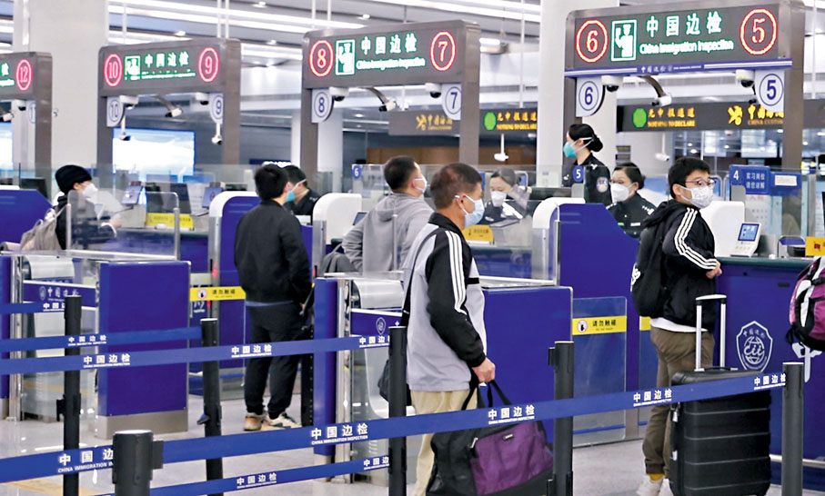 ◆內地與港澳恢復全面正常通關「滿月」，港珠澳大橋珠海口岸迎客71萬人次。香港文匯報記者方俊明  攝