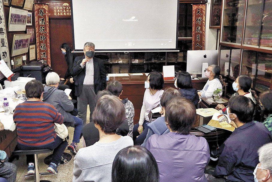◆壽衣店負責人梁先生向參加導賞團的長者講解殯葬流程。 香港文匯報記者北山彥  攝