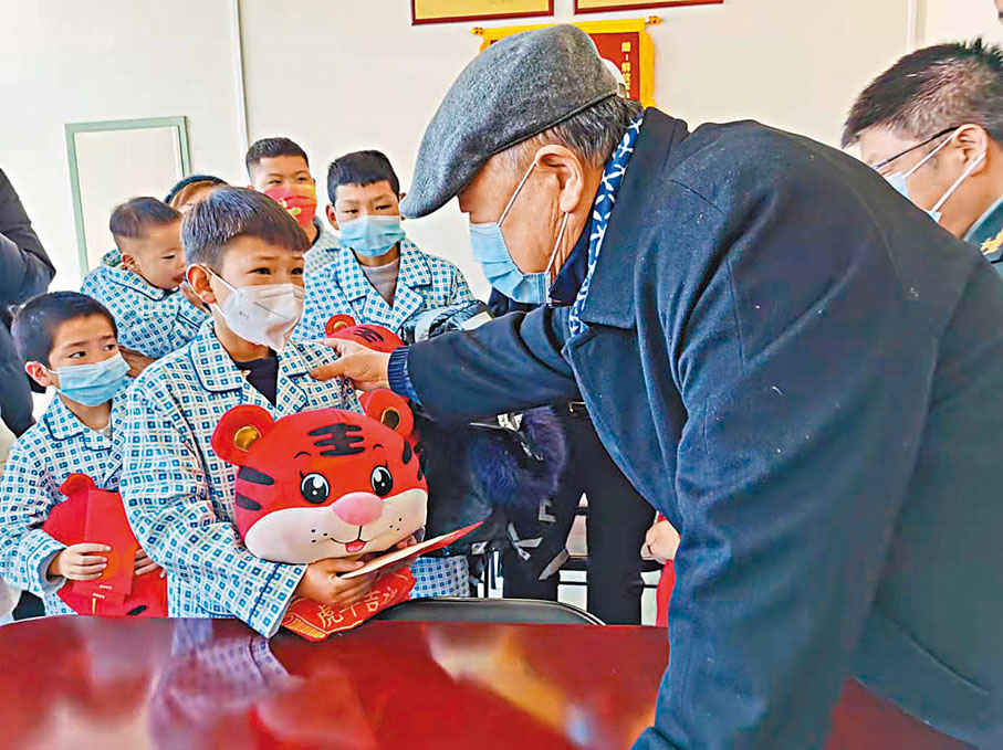 ◆莫言與患兒親切交流。 資料圖片