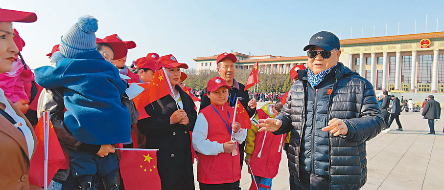 ◆莫言組織從新疆來的患兒參觀天安門。陳玲玲 攝