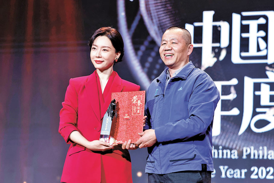 ◆演員陳數（左）獲年度公益特別貢獻獎項。 中新社