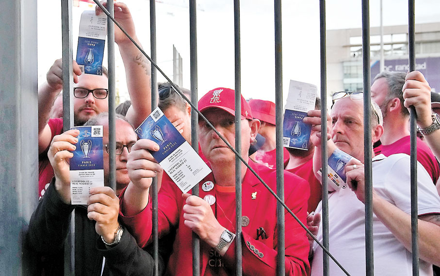 ◆ 大批利物浦球迷向記者展示手中門票。  資料圖片