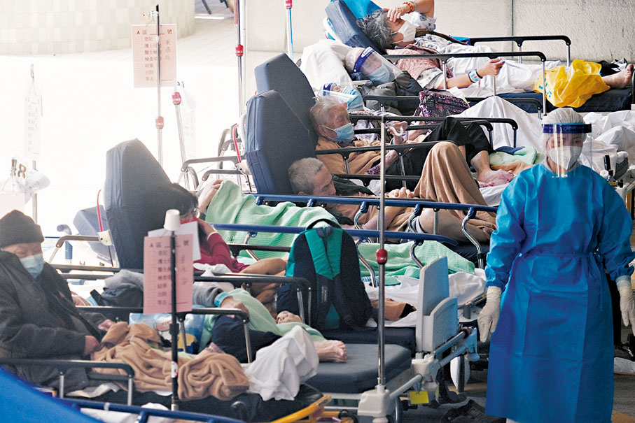 ◆醫務衞生局昨日向立法會提交文件，建議修訂《護士註冊條例》引入非本地培訓護士。圖為醫護人員緊守崗位。 資料圖片