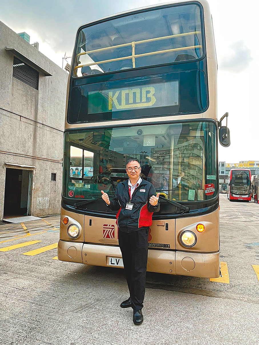 ◆車長李錦輝對九巴「短豬」要退役感到可惜。 香港文匯報記者張弦  攝