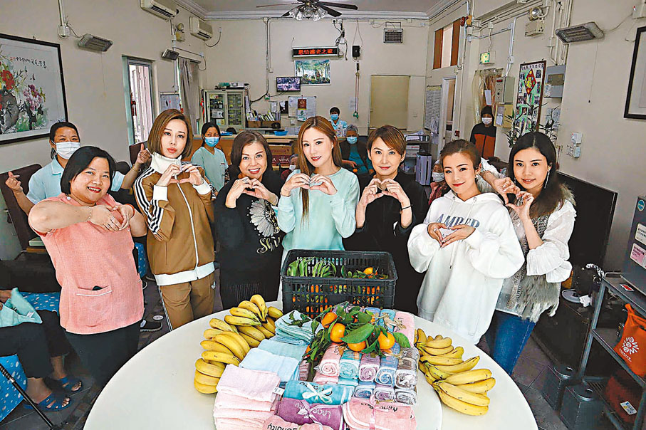◆ 三八婦女節，薛幼妮攜同好友湯寶如、孫佳君化身愛心大使，準備了禮品去探訪老友記。