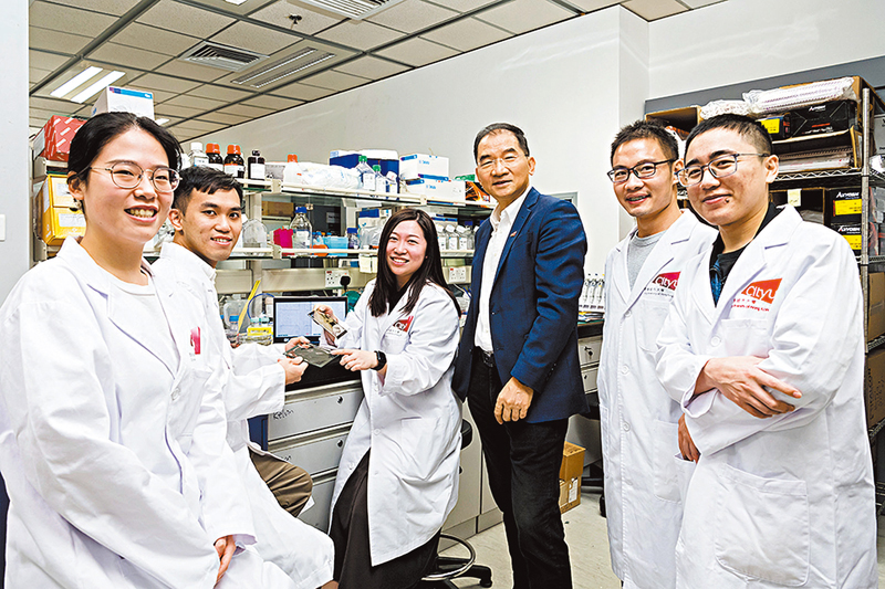 ◆楊夢甦（右三）及其研究團隊發現促使癌細胞擴散的蛋白質，有望為癌症治療提供新治療靶點。