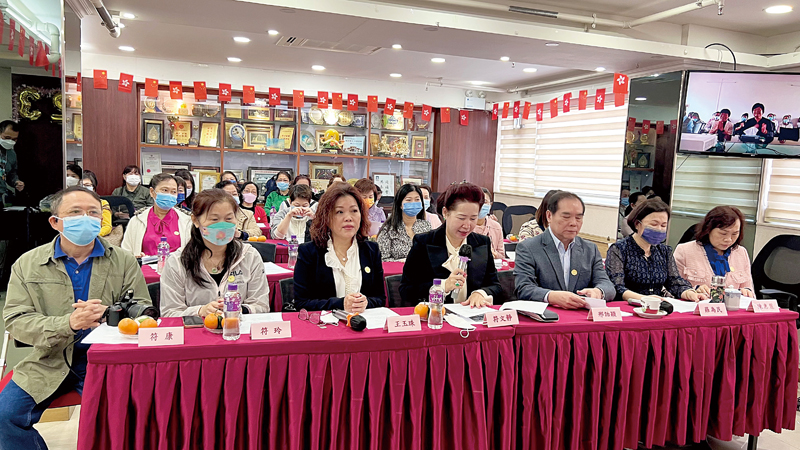 ▲香港文昌社團聯會（香港文昌同鄉會）會長符文靜（左四）對《習近平走進百姓家》一書中的主要內容進行了宣講。