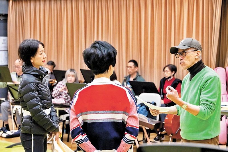◆毛俊輝（右一）指導演員排練。攝影：Dicky Wong