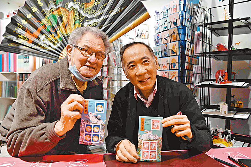 ◆法國生肖郵票設計師、法籍華裔畫家陳江洪（右）與法國民眾一同展示郵票。