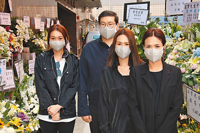 ◆左起：莊鍶敏與弟弟莊順勝、兩位妹妹莊思明、莊思華昨午到靈堂打點。