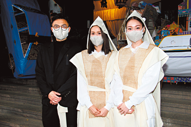 ◆莊鍶敏(右)與莊思明(中)換上孝服，莊思明男友楊明也有戴孝出席。