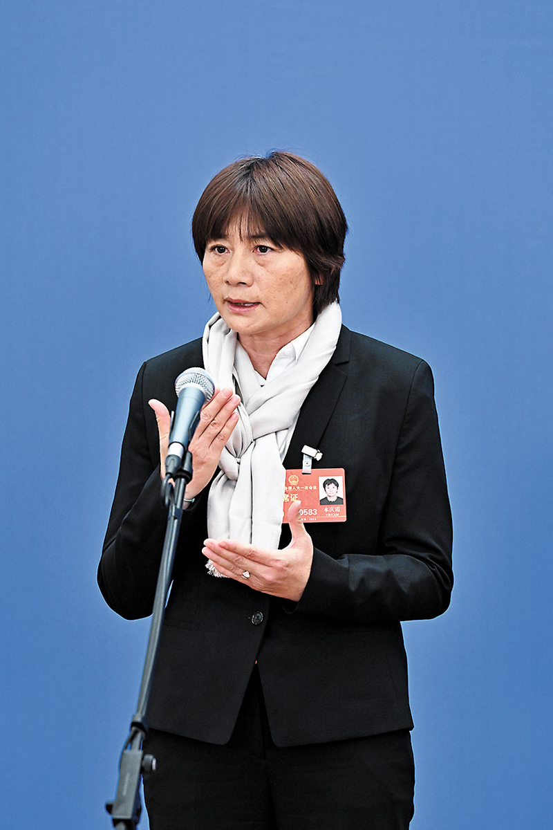 ◆中國女足主帥水慶霞在人大「代表通道」接受傳媒訪問。 新華社