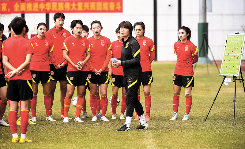 ◆水慶霞（黑衫）在訓練中指導球員。 資料圖片