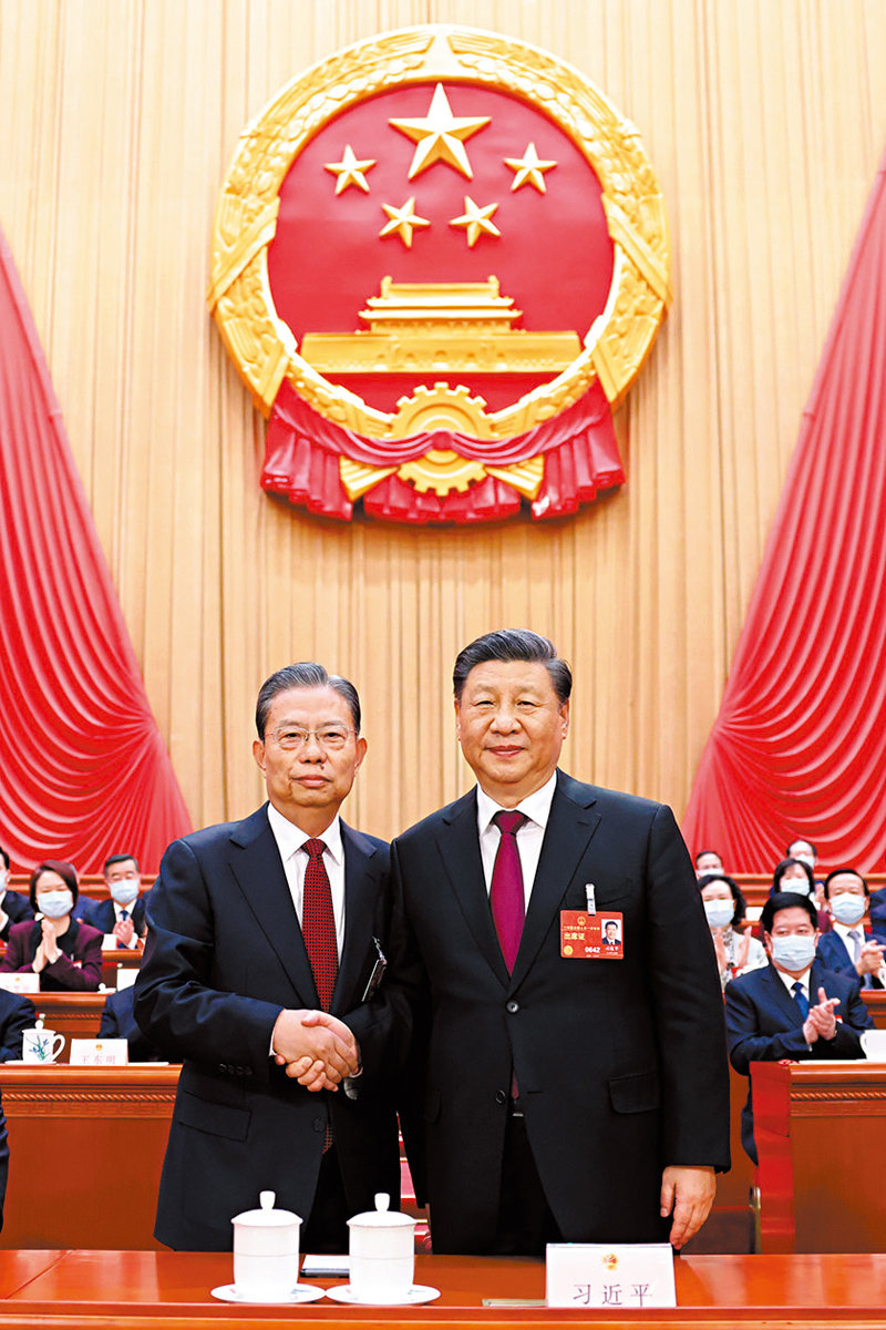◆習近平同新當選的全國人大常委會委員長趙樂際握手。 新華社