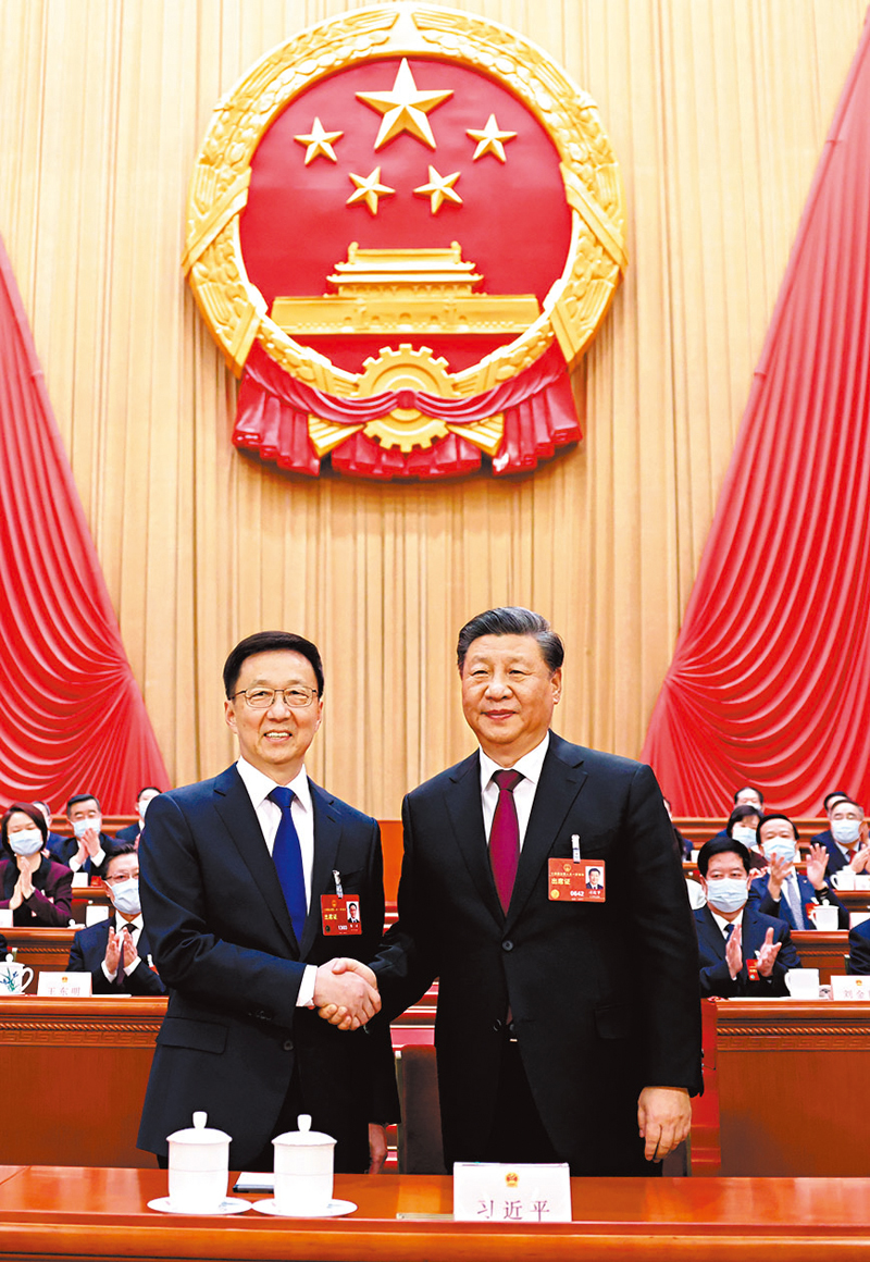 ◆習近平同新當選的國家副主席韓正握手。 新華社