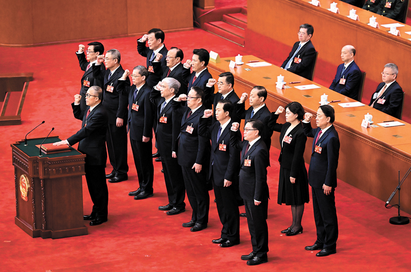 ◆ 3月10日，十四屆全國人大一次會議在北京人民大會堂舉行第三次全體會議。全體會議各項議程進行完畢後，舉行中華人民共和國第十四屆全國人民代表大會第一次會議憲法宣誓儀式。這是新當選的全國人大常委會副委員長、秘書長進行集體宣誓。     新華社