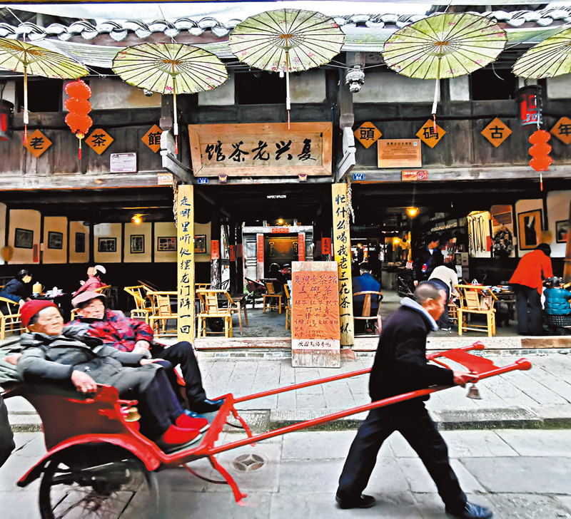 ◆坐着黃包車的老人經過復興老茶館。 香港文匯報記者向芸  攝