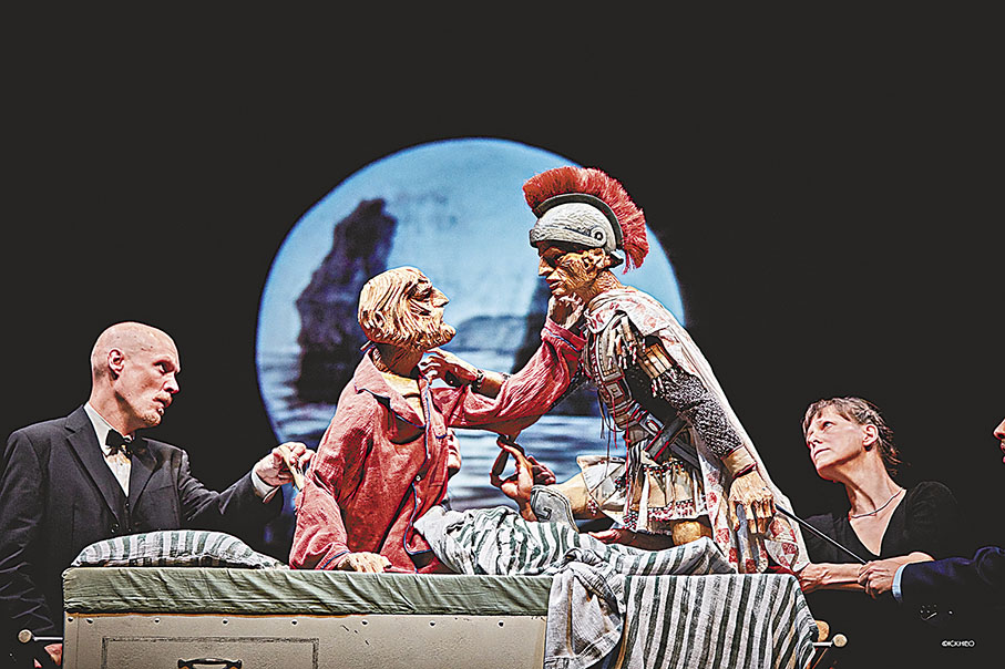 ◆歌劇《尤利西斯歸鄉記》讓木偶「演員」、木偶師及歌唱家同台演出。   攝影：ICKHEO