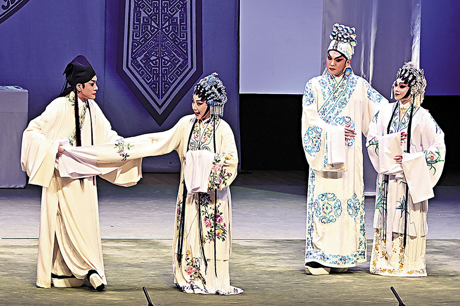 ◆粵劇《畫皮》精新版中，謝曉瑩（左二）同時扮演書生王崇文的妻子陳蓉。 攝影：Annie Chow